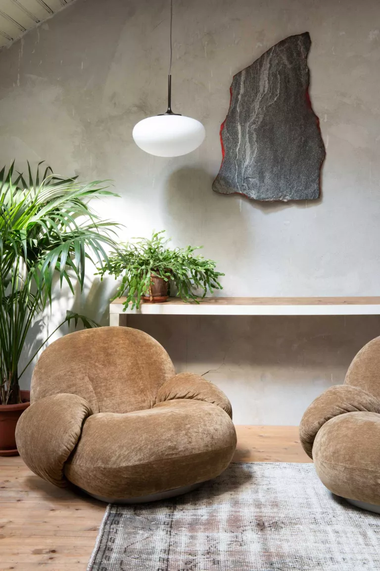 A room with soft chairs, made to act as cacooning furniture. This is an interior design trend gaining traction in 2022 according to HomeDecorCraze.