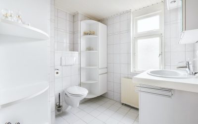 Full white bathroom with bathroom shelves